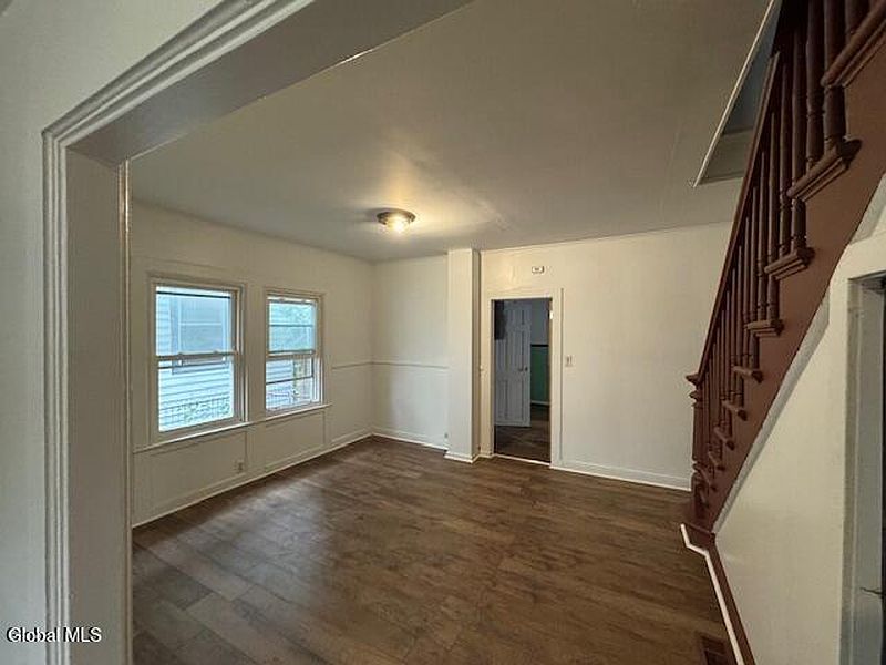 4th image of 17 Grove Avenue