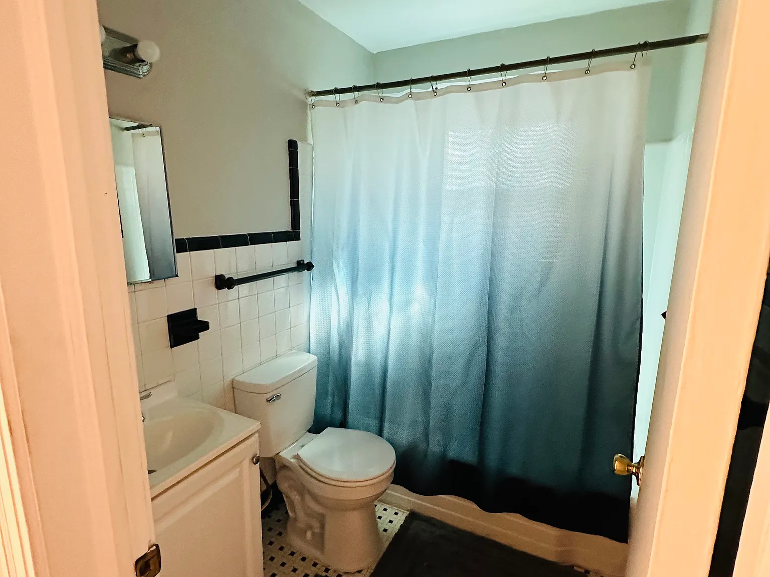 320 Sylvania Ave — Photo 3