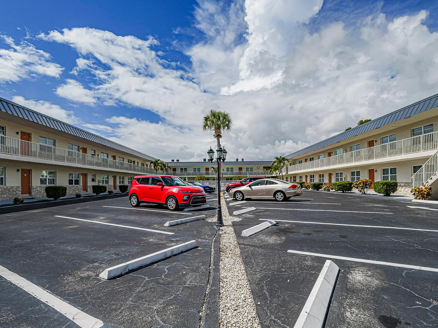2 bed, 2.0 bath, 860 sqft, $1,500 — Photo 2