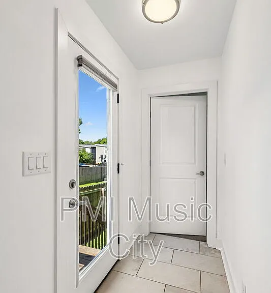 2126B Burns St — Photo 11