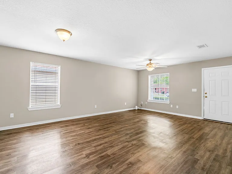 110 Methodist Ave SE #D — Photo 9