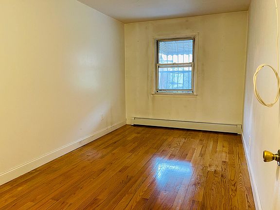 5th image of 10837 47th Ave
