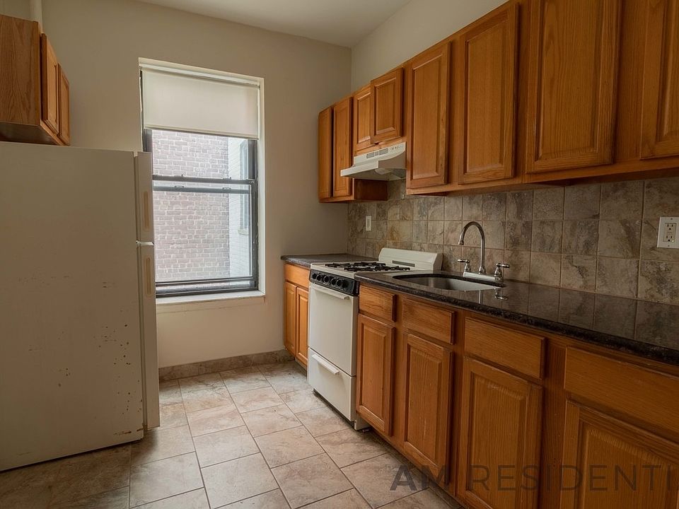 2nd image of 54 Bay 29 St #11