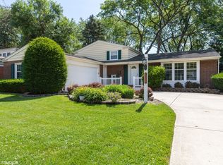 1535 S Chesterfield Dr, Arlington Heights, IL 60005