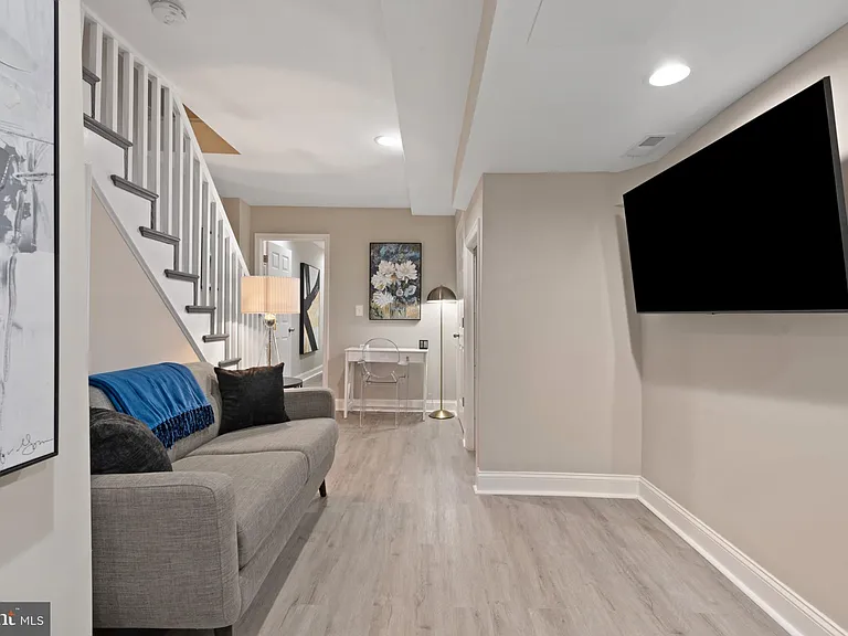 2219 E Chase St — Photo 43