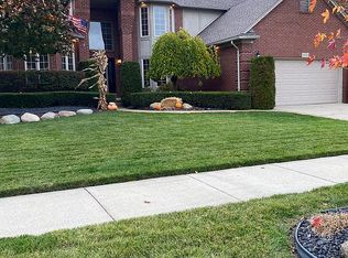 48535 Pin Oak Dr, Macomb, MI 48044