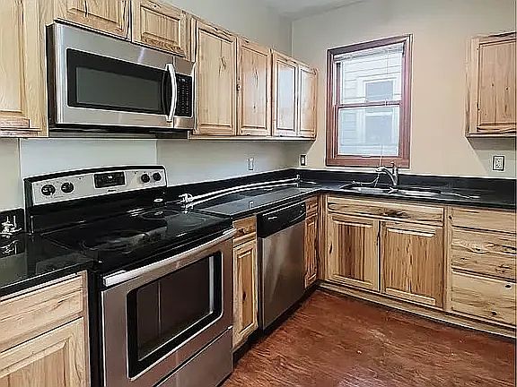 1st image of 962 6th St E #1