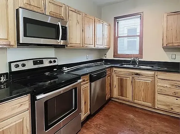 962 6th St E #1, Saint Paul, MN 55106