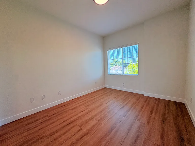 1301 N. Hollywood Way — Photo 11