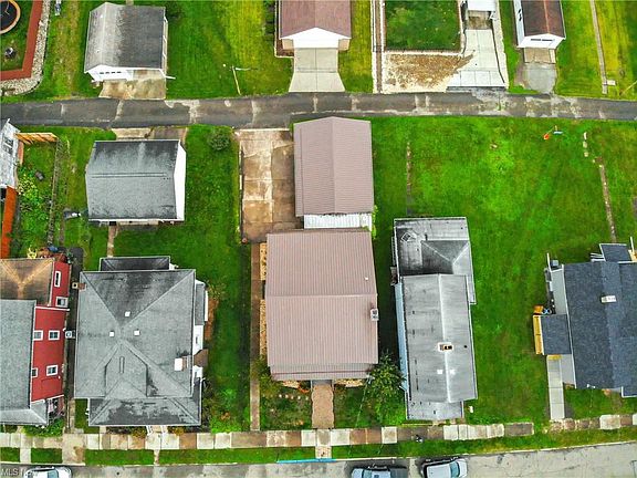 2nd image of 718 Daniels St