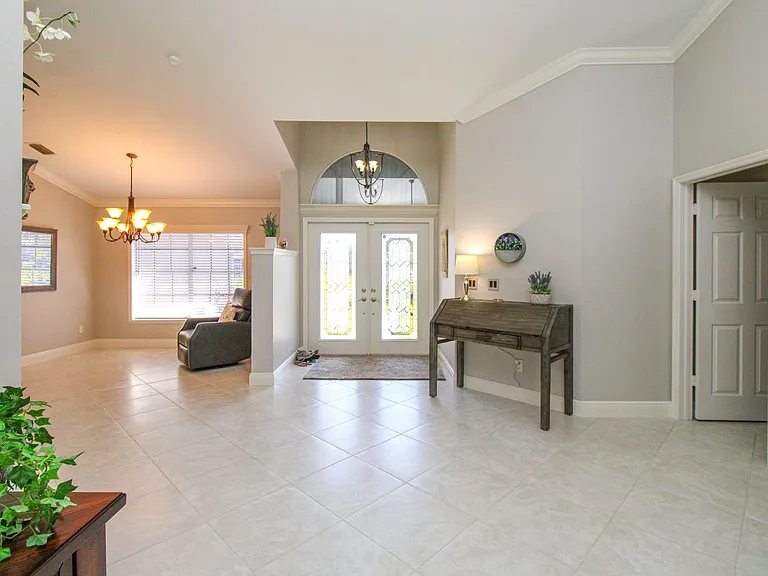 333 Wentworth Ct — Photo 6