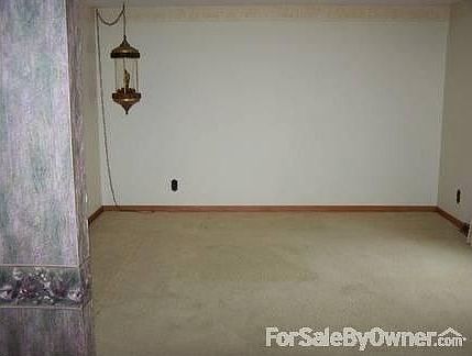 Formal living room : Carpeted living room