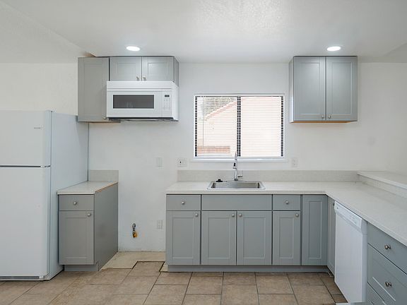 4th image of 78683 Avenue 42