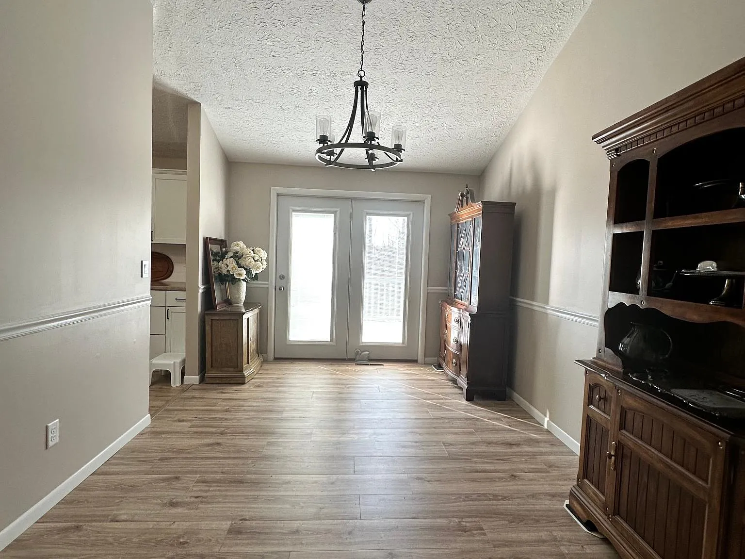 924 Sarah St — Photo 4