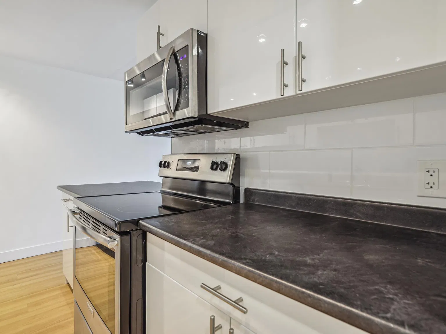 266 Bronson Avenue | All Inclusive! — Photo 3