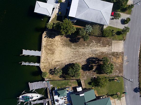 3rd image of 813 Tarpon Dr