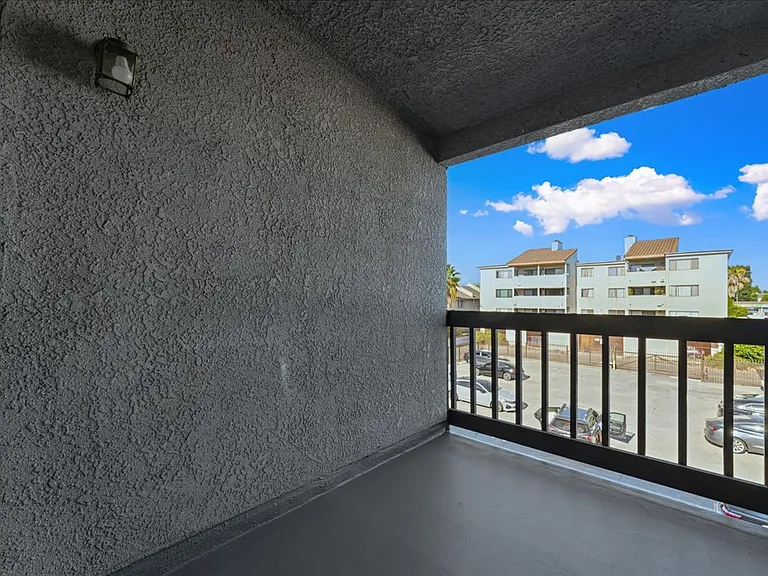 18547 Saticoy St #10 — Photo 12