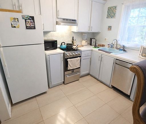 2nd image of 32 Colony Rd #1-A