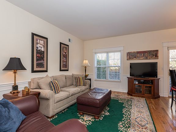 3rd image of 33 Scarborough Dr