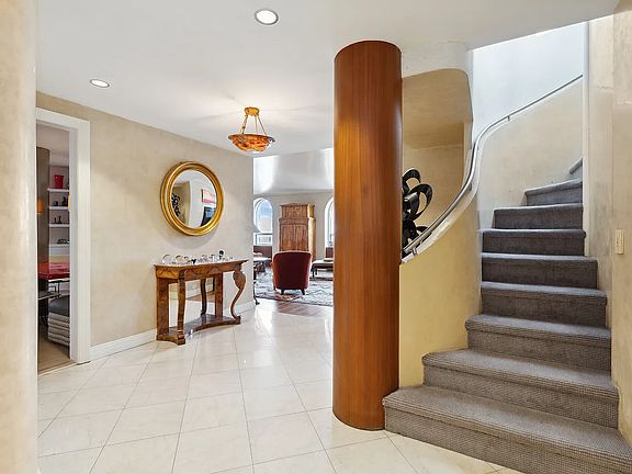 2nd image of 940 Park Ave