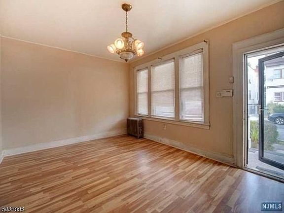 4th image of 136 Paine Ave