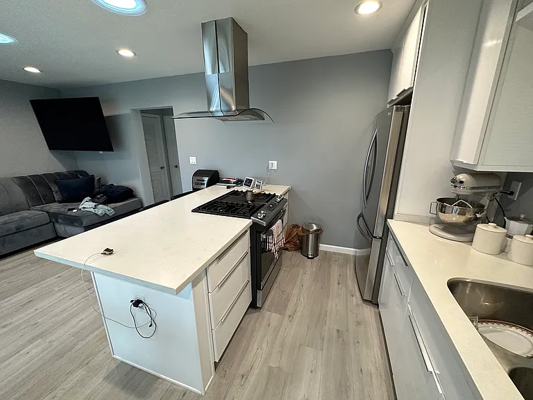 1312 Thompson Ave — Photo 9