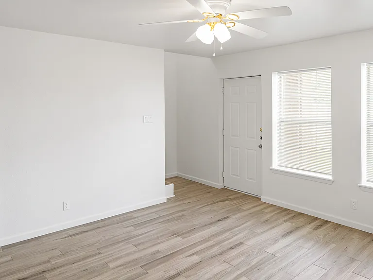 300 Veterans Dr #C — Photo 3