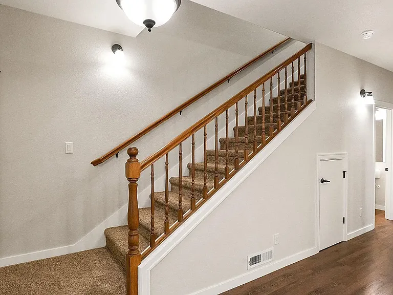 384 Market St NE — Photo 13