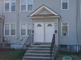 696 Worth Ave, Linden, NJ