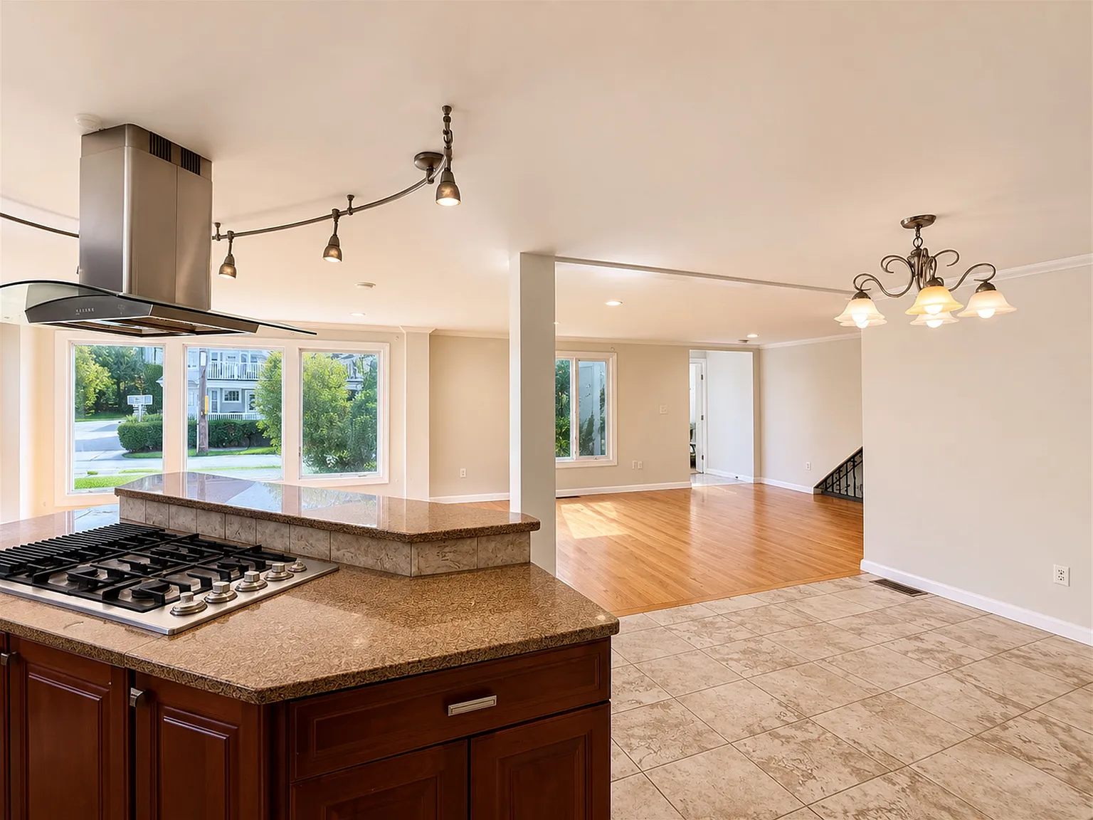 3 bed, 2.5 bath, 2200 sqft, $5,000 — Photo 2