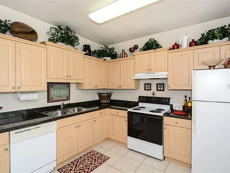7685 Plantation Cir #B — Photo 10