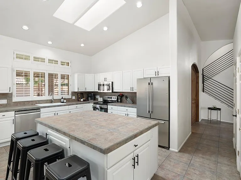 N 56th Pl — Photo 13