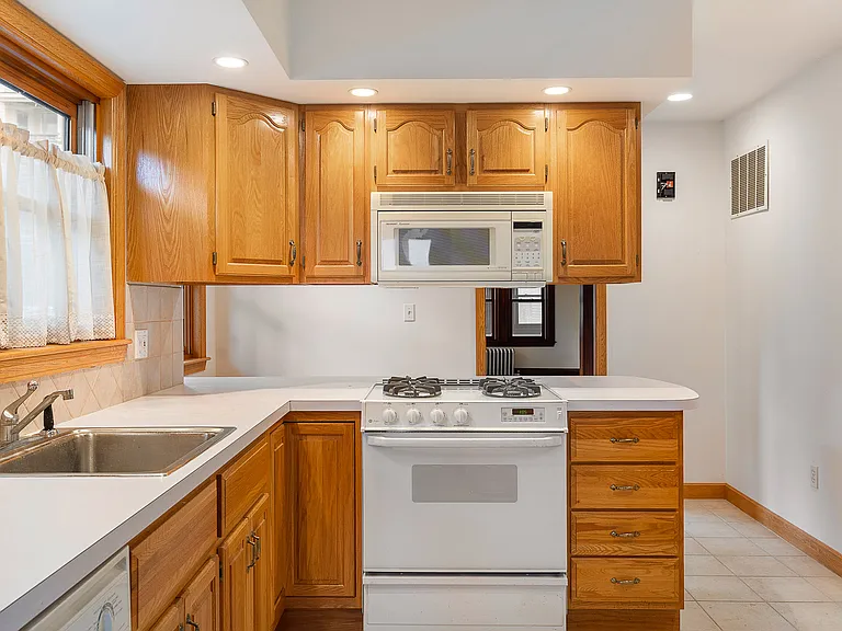 29-31 Chatham St #1 — Photo 17