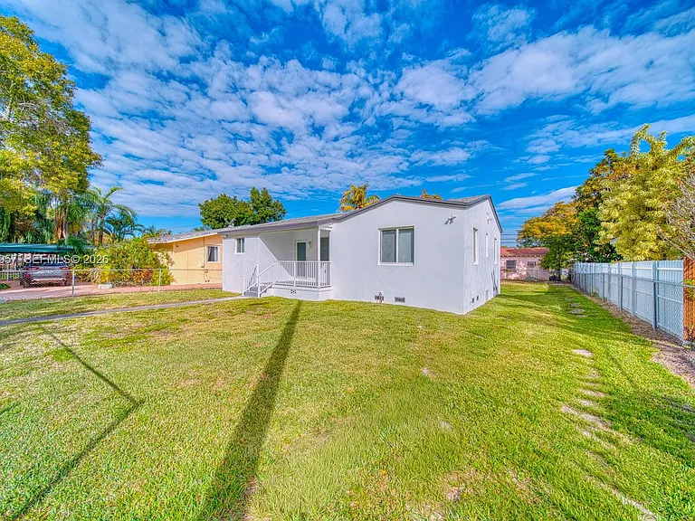 4345 SW 5th Ter — Photo 2