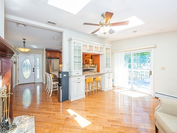 5th image of 38 Oneida Ave