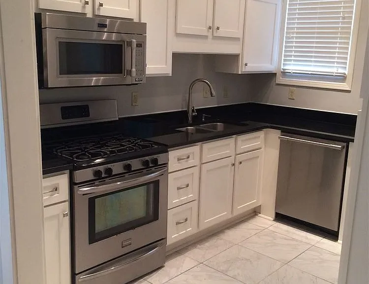 688 S Mansfield St — Photo 15