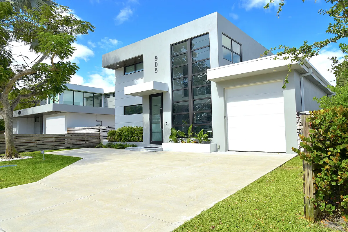 Building Photo - 905 SW 9th Ave