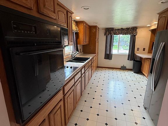 3rd image of 805 E Elm St