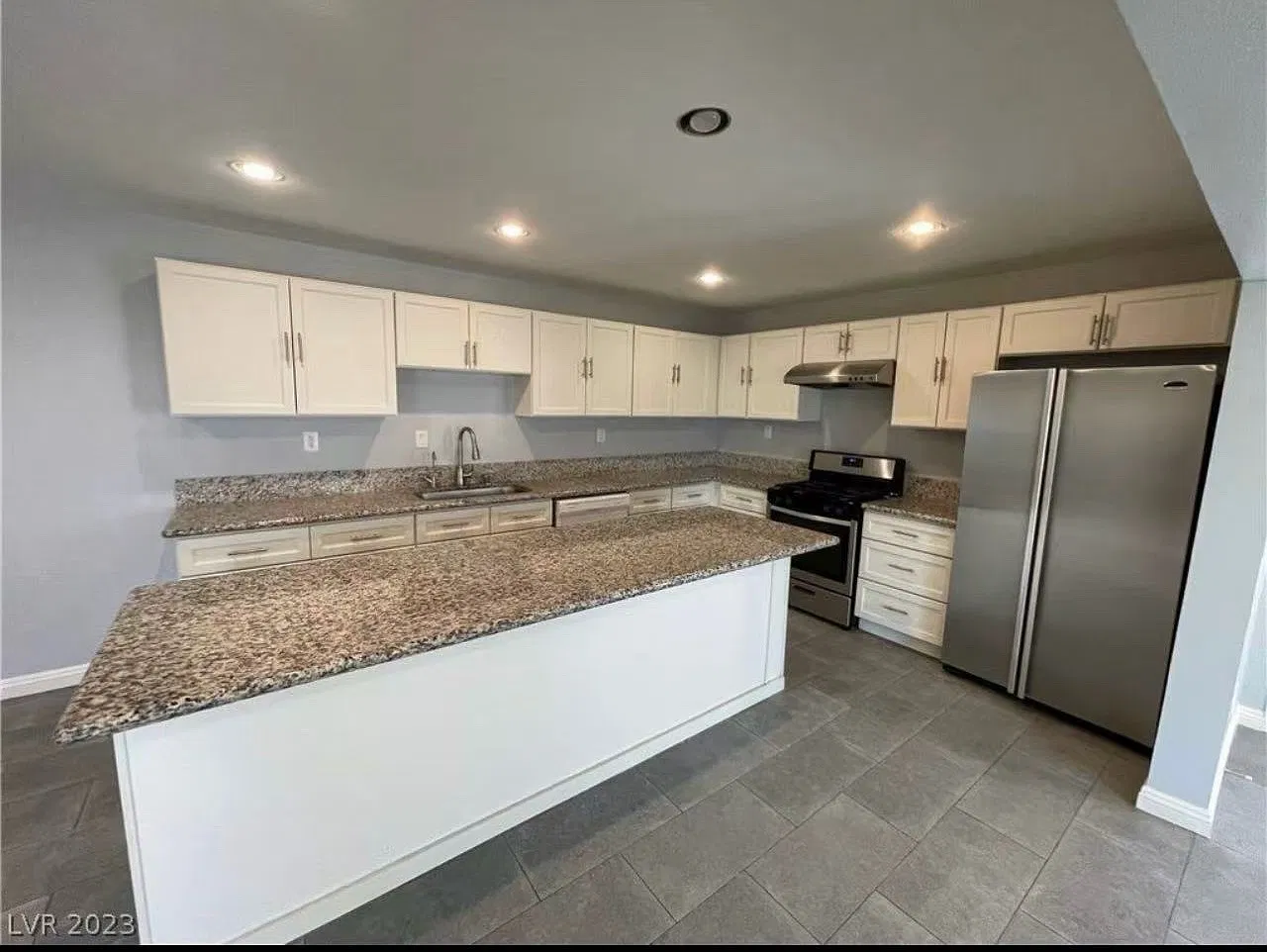 5 bed, $2,500 — Photo 2