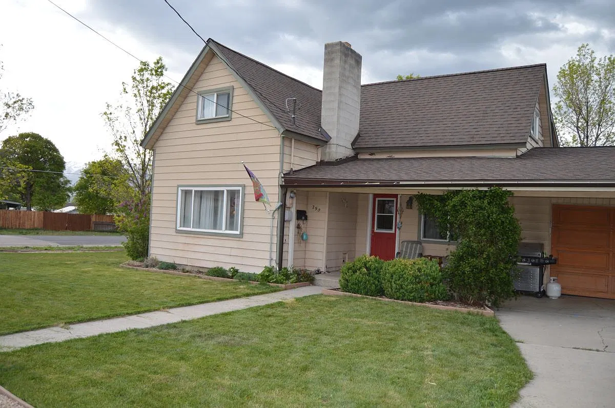 4 bed, 2.5 bath, 2200 sqft, $2,200 — Photo 1