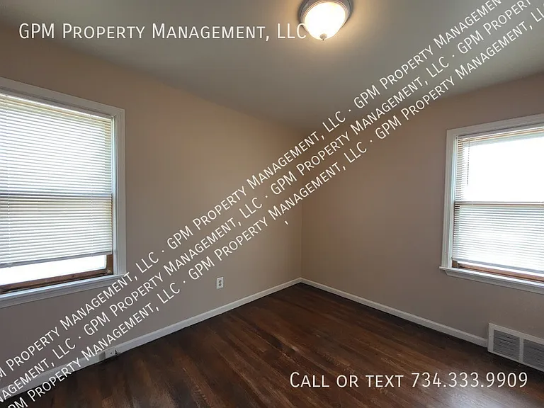 2745 Margaret St — Photo 10