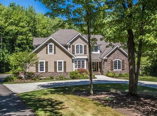 8 Deerfield Dr, Chagrin Falls, OH 44022
