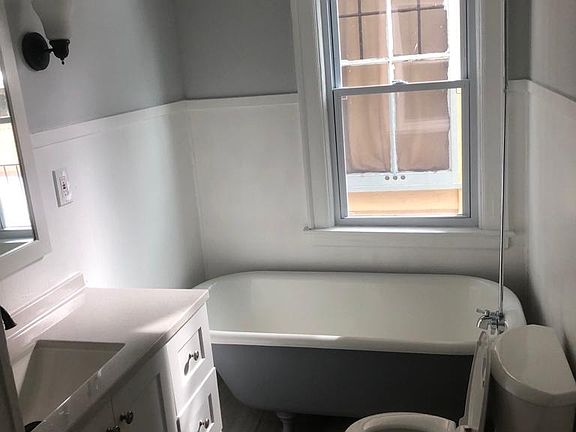 3rd image of 126 Oxford Ave #4
