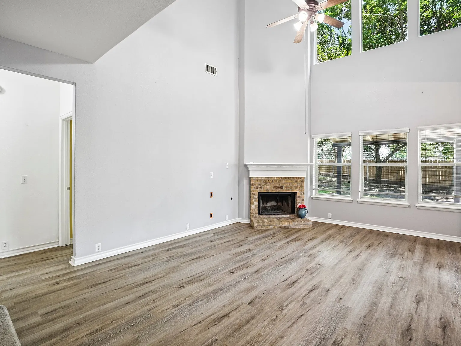 4 bed, 2.5 bath, 2359 sqft, $2,400 — Photo 4