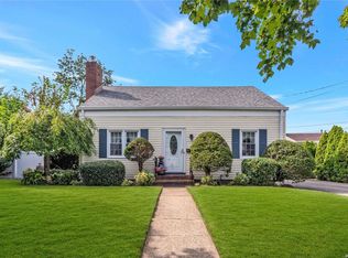 4 Murray Rd, Hicksville, NY 11801