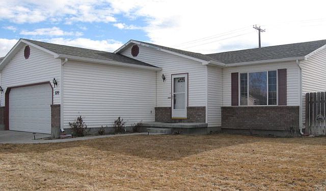1st image of 820 Clarence Dr