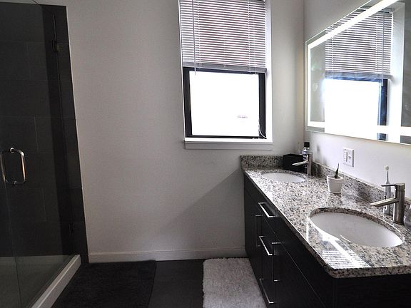 5th image of 1515 N Ashland Ave #3F