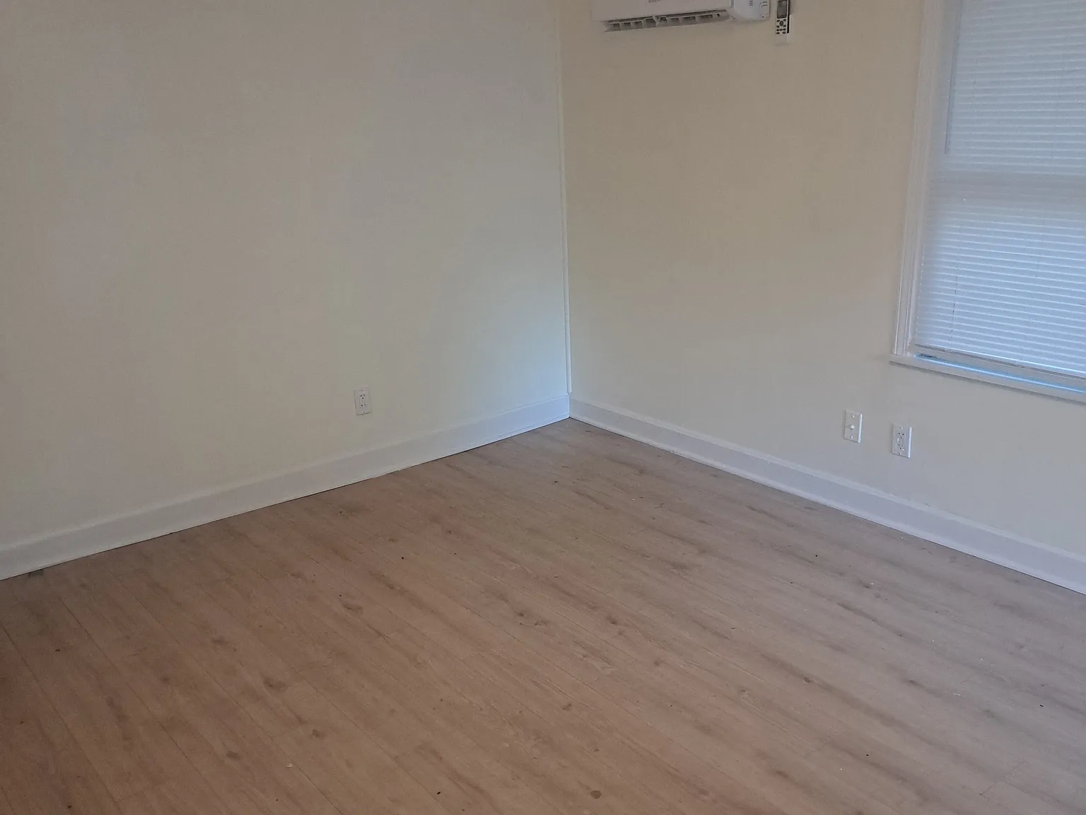 3 bed, 990 sqft, $2,100 — Photo 2