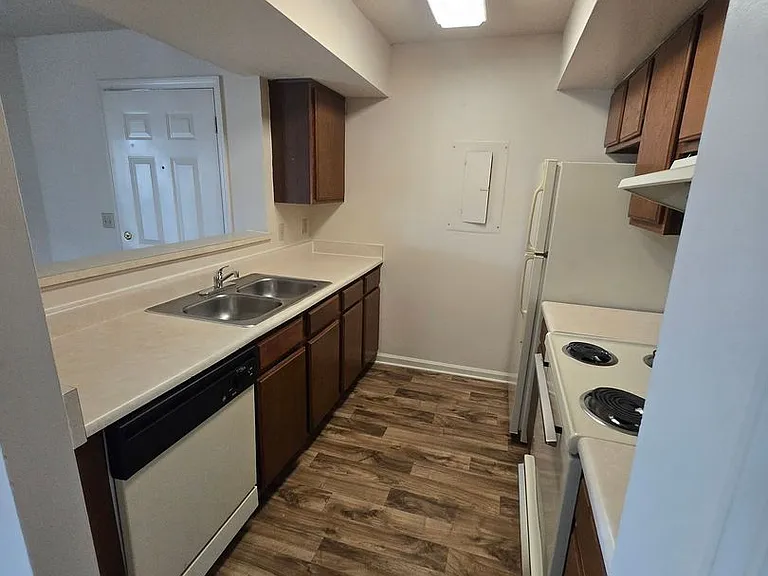 Tusculum Square Apartments and Townhomes — Photo 28