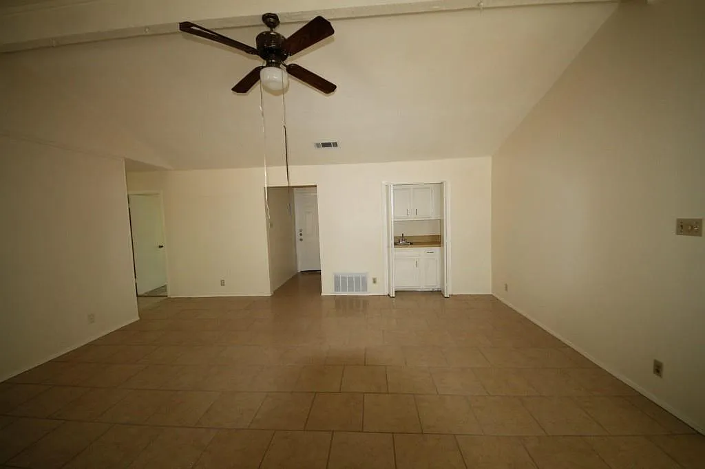 3 bed, 2.0 bath, 1145 sqft, $1,895 — Photo 3